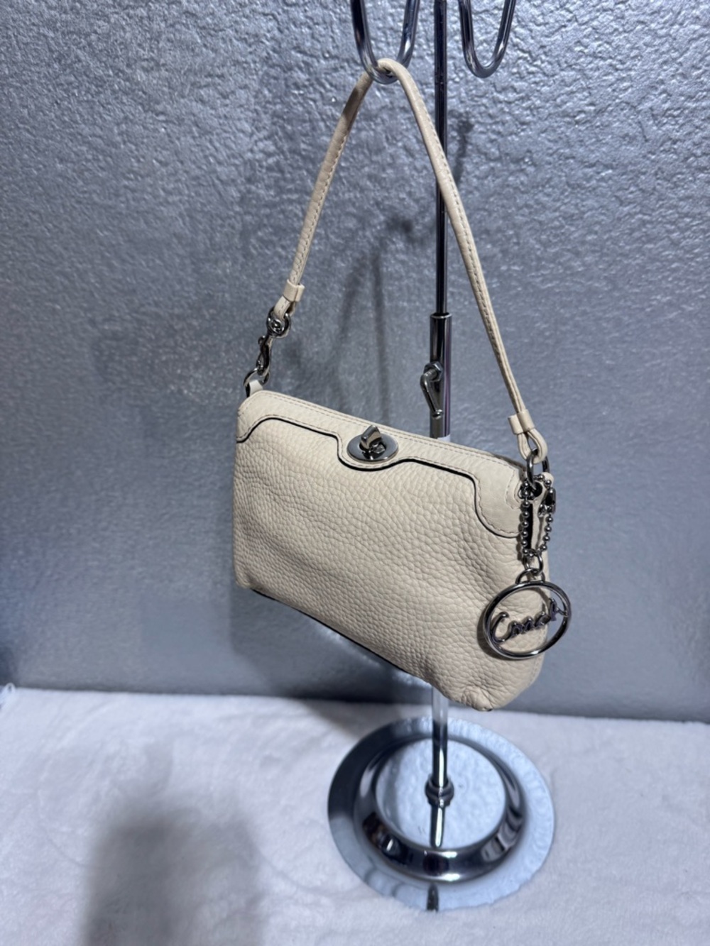 Women's Cream Leather Shoulder Bag - Designer Style - Picture 13 of 17